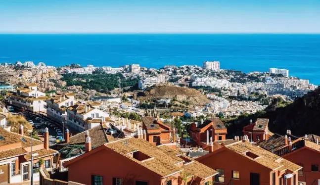 Panoramisch uitzicht over Benalmádena met Middellandse Zee en kustlijn